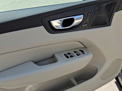 2023 Volvo XC60 B6 Ultimate Dark Theme