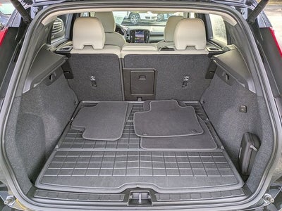 2023 Volvo XC40 B5 Plus Dark Theme