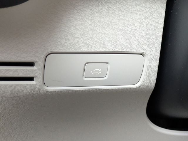 2023 Volvo XC40 B5 Plus Dark Theme