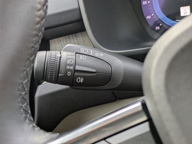 2023 Volvo XC40 B5 Plus Dark Theme