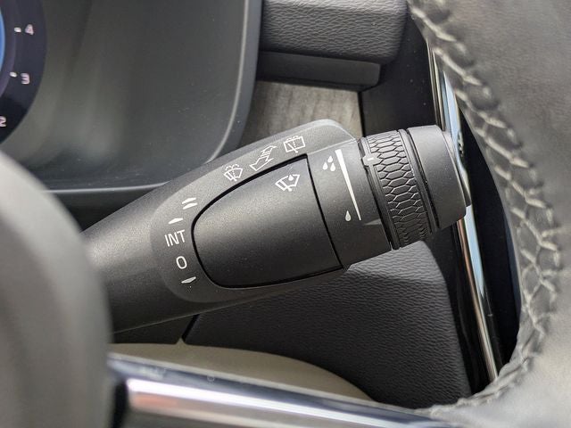 2023 Volvo XC40 B5 Plus Dark Theme