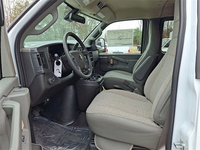 2025 Chevrolet Express Passenger 3500 1LT