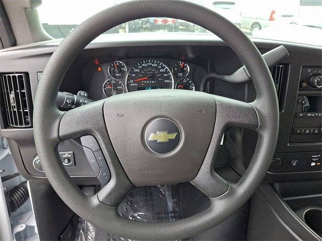 2025 Chevrolet Express Passenger 3500 1LT