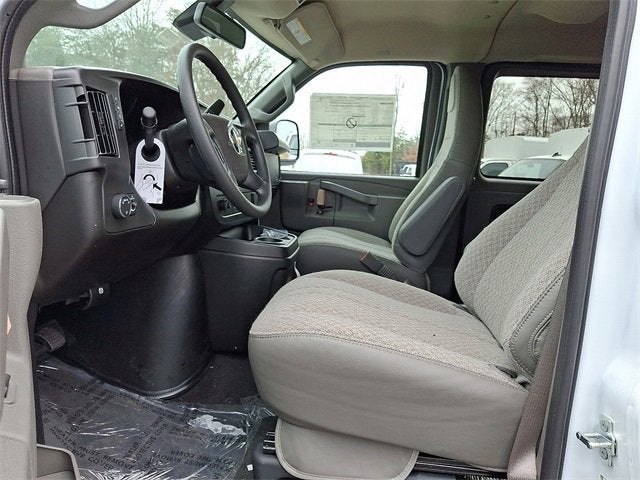 2025 Chevrolet Express Passenger 3500 1LT