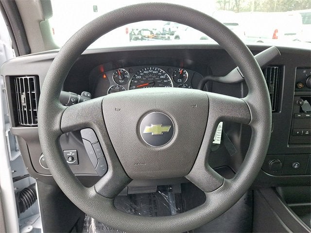 2025 Chevrolet Express Passenger 3500 1LT