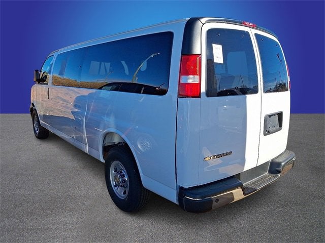 2025 Chevrolet Express Passenger 3500 1LT