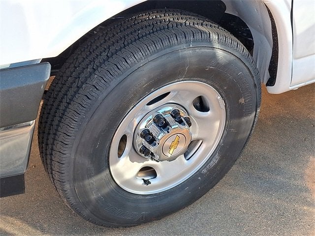 2025 Chevrolet Express Passenger 3500 1LT