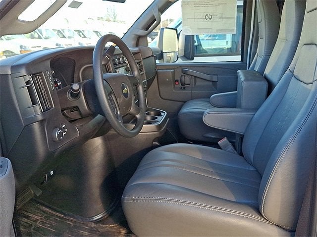 2025 Chevrolet Express Cutaway 3500 1WT