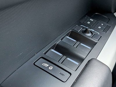 2023 Land Rover Defender SE