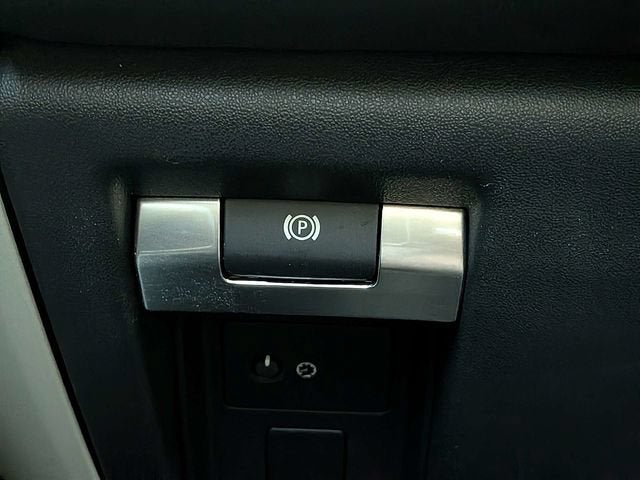 2023 Land Rover Defender SE