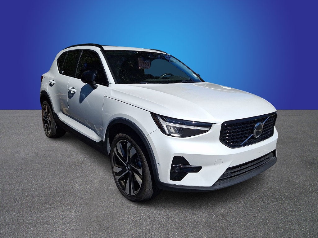 2024 Volvo XC40 B5 Plus Dark Theme
