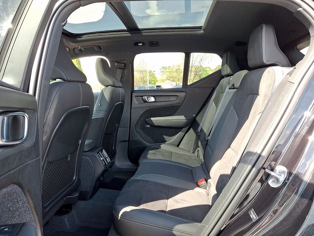 2024 Volvo XC40 B5 Plus Dark Theme