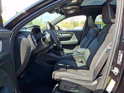 2024 Volvo XC40 B5 Plus Dark Theme