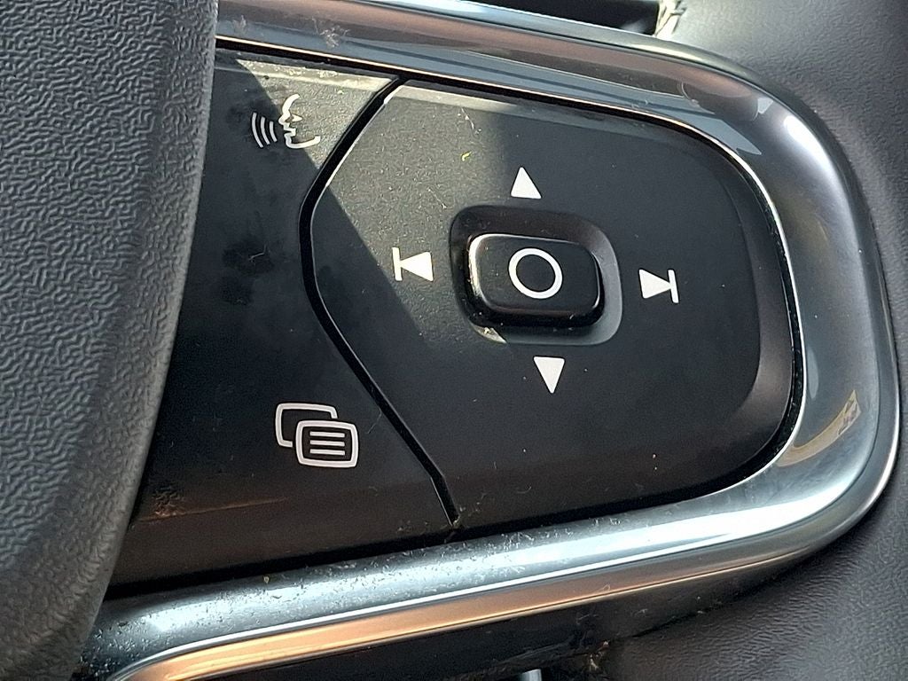 2024 Volvo XC40 B5 Plus Dark Theme