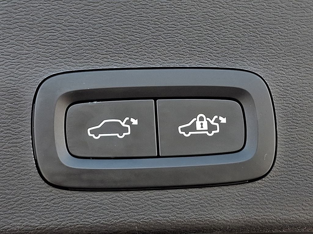 2024 Volvo XC40 B5 Plus Dark Theme