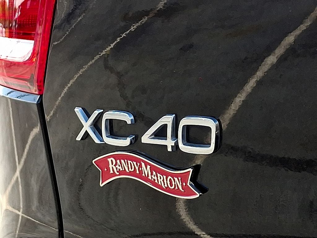 2024 Volvo XC40 B5 Plus Dark Theme