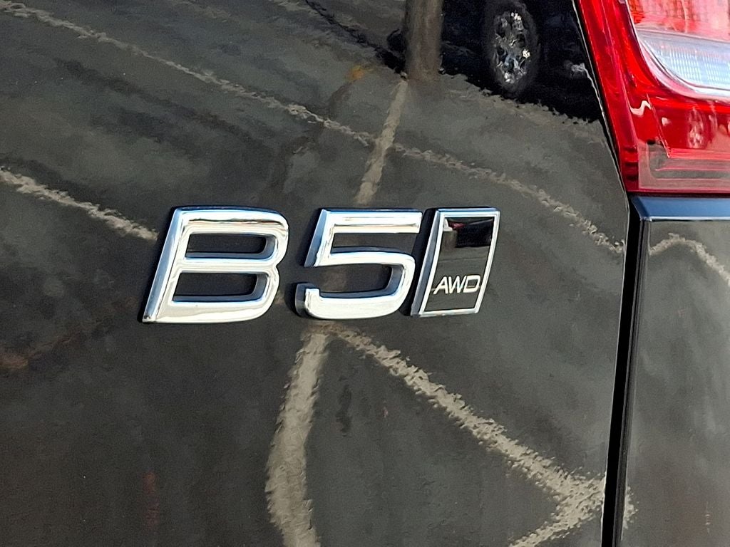 2024 Volvo XC40 B5 Plus Dark Theme