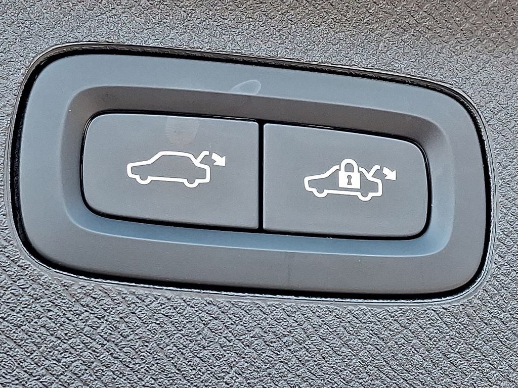 2025 Volvo XC90 B5 Plus